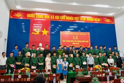 Tặng quà thanh niên trúng tuyển nghĩa vụ quân sự năm 2025
