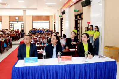 NGÂN HÀNG ACB CHI NHÁNH QUẢNG NGÃI TRAO TẶNG XE ĐẠP VÀ QUÀ CHO HỌC SINH NGHÈO VƯỢT KHÓ Ở XÃ TƯ NGHĨA