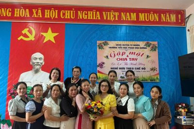 Chia tay cô Hằng về hưu