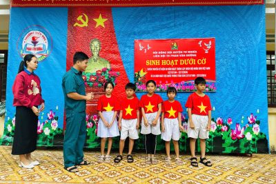 Ban chỉ huy quân sự xã Nghĩa Hòa tặng quà 22/12/2024