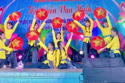 ĐÊM DIỄN VĂN NGHỆ CHÀO MỪNG KỶ NIỆM NGÀY GIẢI PHÓNG HOÀN TOÀN MIỀN NAM THỐNG NHẤT ĐẤT NƯỚC 30/4, NGÀY QUỐC TẾ LAO ĐỘNG 1/5 