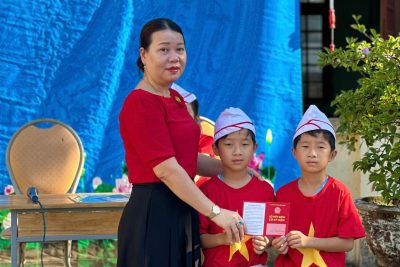 Trao sổ tiết kiệm cho 2 em Trần Gia Bảo và Trần Quốc Bảo